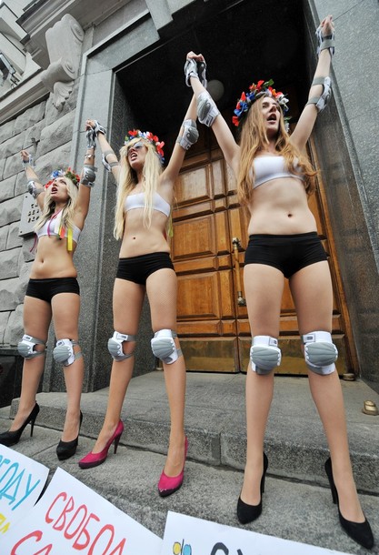 Video – Femen protesters held after topless protest in Crimea